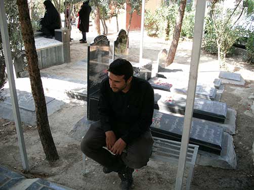 مراسم چهارمین سالگرد شهادت شهید محمّد علی دولت آبادی- دوستان شهید محمّدعلی دولت آبادی (خادمین هیئت زوّارالحسین(ع)) در فراق دوست شهیدشان سر بر گریبان گرفته اند.میلاد زمانی