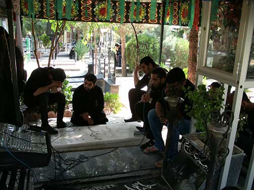 مراسم چهارمین سالگرد شهادت شهید محمّد علی دولت آبادی- دوستان شهید محمّدعلی دولت آبادی (خادمین هیئت زوّارالحسین(ع)) در فراق دوست شهیدشان سر بر گریبان گرفته اند.