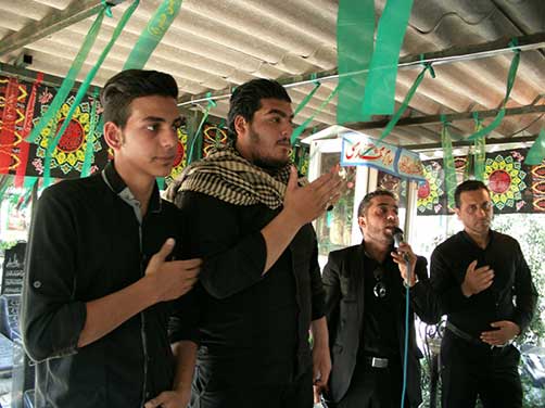 مداحی ذاکر اهل بیت (ع) آقای یوسف محسنی در مراسم چهارمین سالگرد شهادت شهید محمّد علی دولت آبادی در جوار مزار شهید محمّد علی دولت آبادی