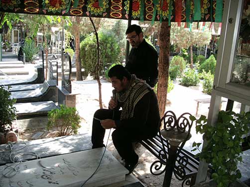 ذاکر اهل بیت (ع) آقای میلاد جمشیدی در مراسم چهارمین سالگرد پرواز آسمانی شهید محمّد علی دولت آبادی – قطعه 50 بهشت زهرا (س)