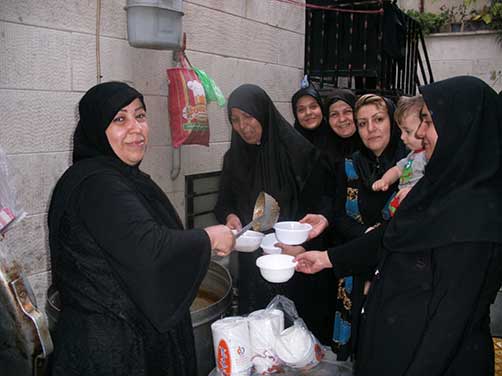 تهیه غذا وافطاری توسط خواهران هیئت زوارالحسین (ع) ویژه چهارمین سالگرد شهادت خادم الحسین(ع) شهید محمّد علی دولت آبادی