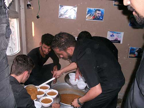 پرپائی ایستگاه صلواتی و پخش افطاری به مناسبت چهارمین سالگرد شهادت شهید والامقام محمّد علی دولت آبادی توسط خادمین هیئت زوّارالحسین(ع)