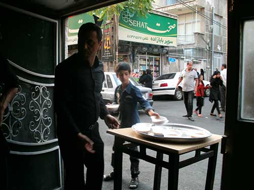 پرپائی ایستگاه صلواتی و پخش افطاری به مناسبت چهارمین سالگرد شهادت شهید والامقام محمّد علی دولت آبادی توسط خادمین هیئت زوّارالحسین(ع)