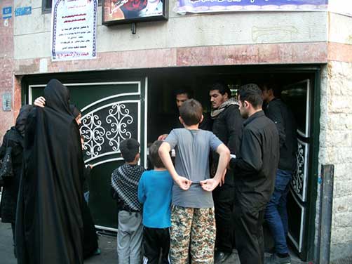 خادمین هیئت زوّارالحسین به مناسبت گرامیداشت چهارمین سالگرد شهادت شهید محمّد علی دولت آبادی ایستگاه صلواتی برپا کرده افطاری پخش نمودند.