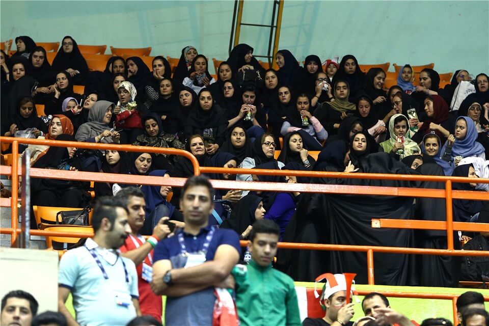 تماشاگران زن والیبال ایران صربستان در ورزشگاه آزادی 11 تیر 95
