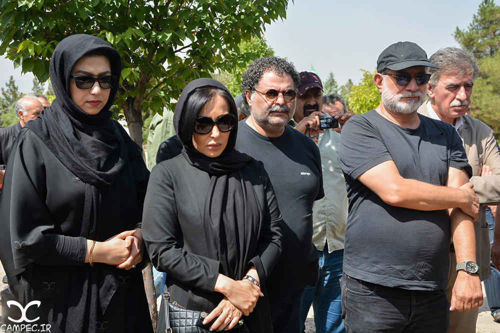 پرستو صالحی و معصومه کریمی در مراسم خاکسپاری عباس کیارستمی