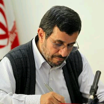  يار نزديک مشايي: احمدي نژاد مردي روشنفکر است