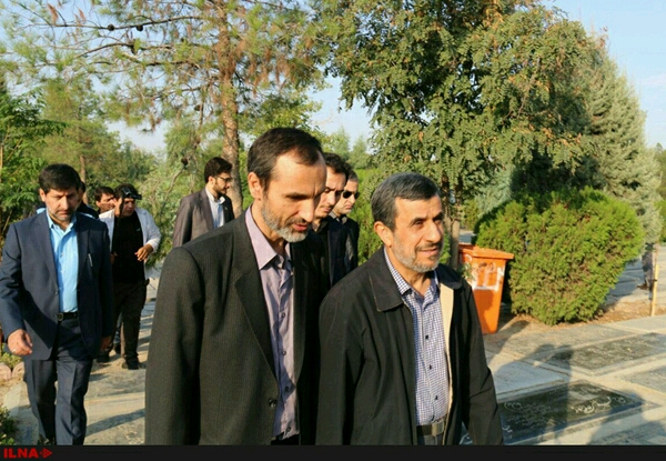  حضور احمدي‌نژاد در مرقد امام خميني              ۴