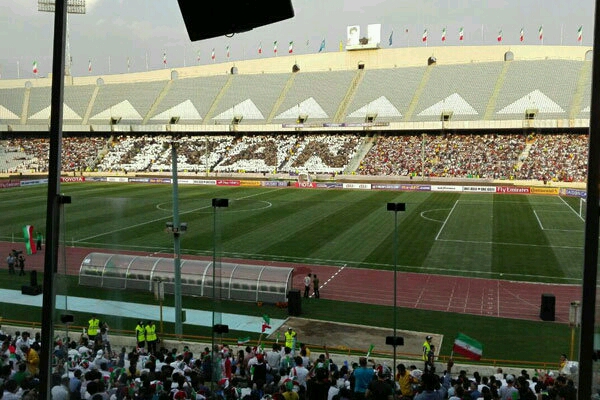 حضور ۴۰ هزار تماشاگر در ورزشگاه/ تشويق کي‎روش و شعار عليه قطري‌ها