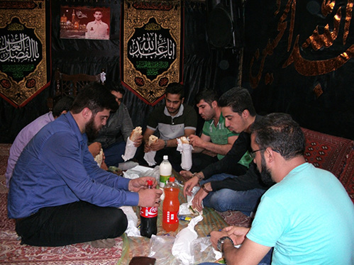 بازسازی و تعمیرات حسینیه شهید دولت آبادی (هیئت زوّارالحسین علیهم السلام ) توسط خادمین هیئت زوّارالحسین(ع) - صرف شام پس از تلاش جمعی جوانان خادم هیئت زوّارالحسین