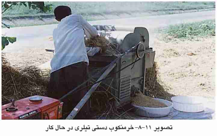 خرمن کوب دستی تیلری در حال کار