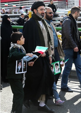 مجتبی خامنه ای-فرزندرهبرانقلاب-دامادحدادعادل-راهیپمایی۲۲ بهمن ۱۳۹۴همراه فرزندش