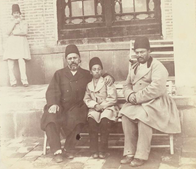 از سمت چپ نشسته؛ محمد خان والی ، قاسم خان و علی خان ولی در خوی در سال 1889