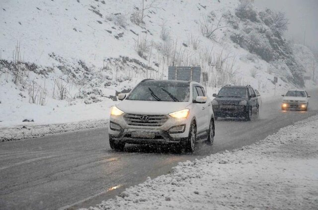 ادامه بارش برف و باران در محورهای کرمانشاه/ رانندگان "زنجیرچرخ" همراه داشته باشند