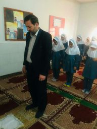 نماز جماعت با حضور دانش آموزان مدرسه ابتدائی دخترانه سماء زرین آباد