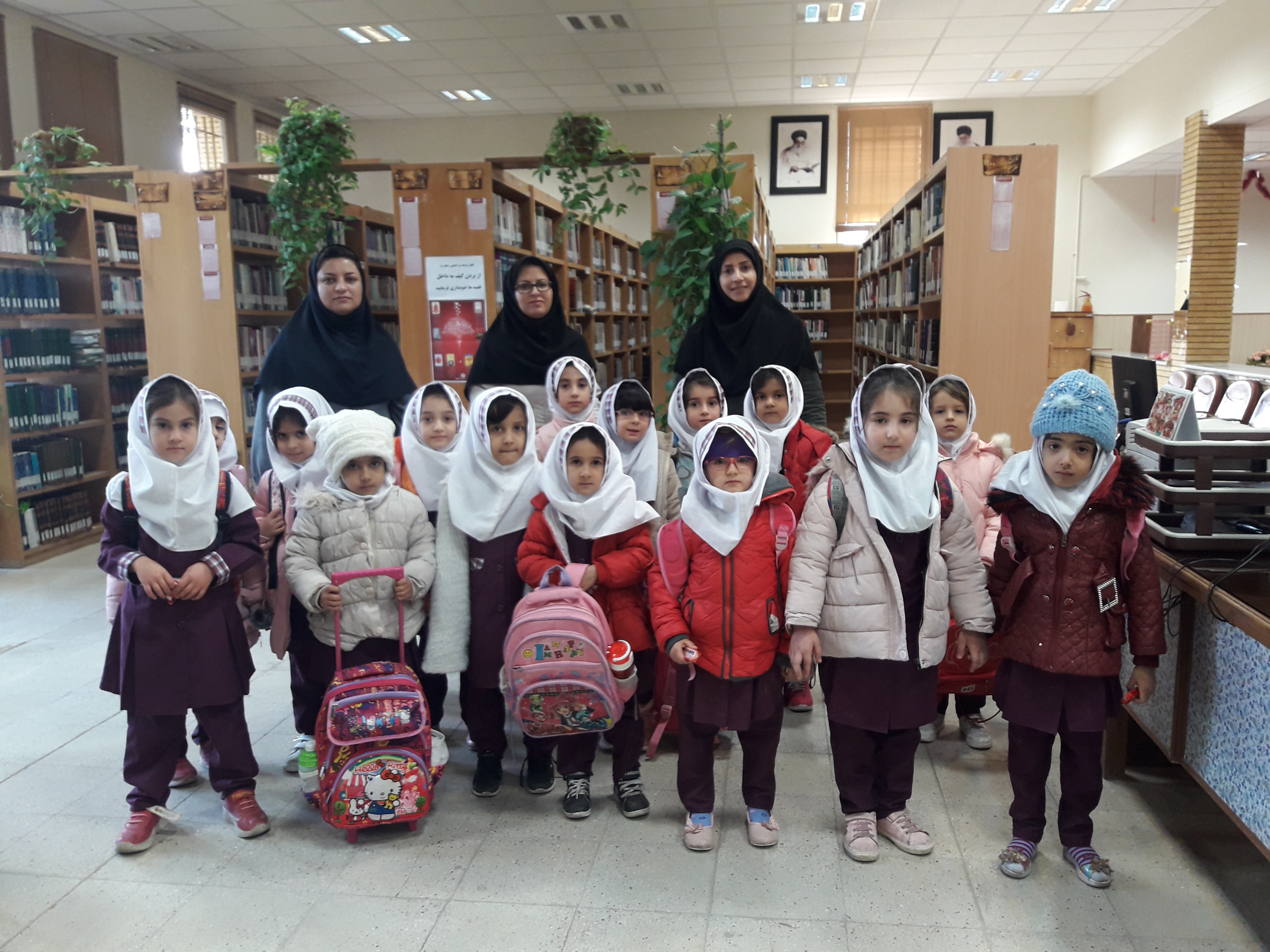 بازدید دانش آموزان از کتابخانه در آذر 98
