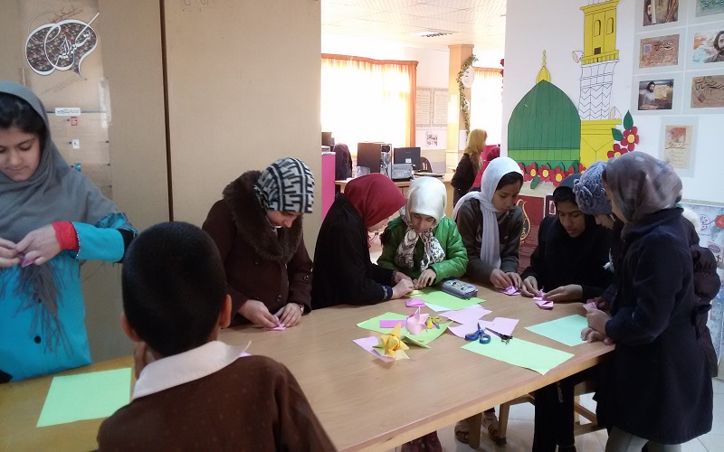 برگزاری آموزش کاردستی گل لاله به مناسبت دهه فجر در کتابخانه شهید مرتضی حاجی آبادی