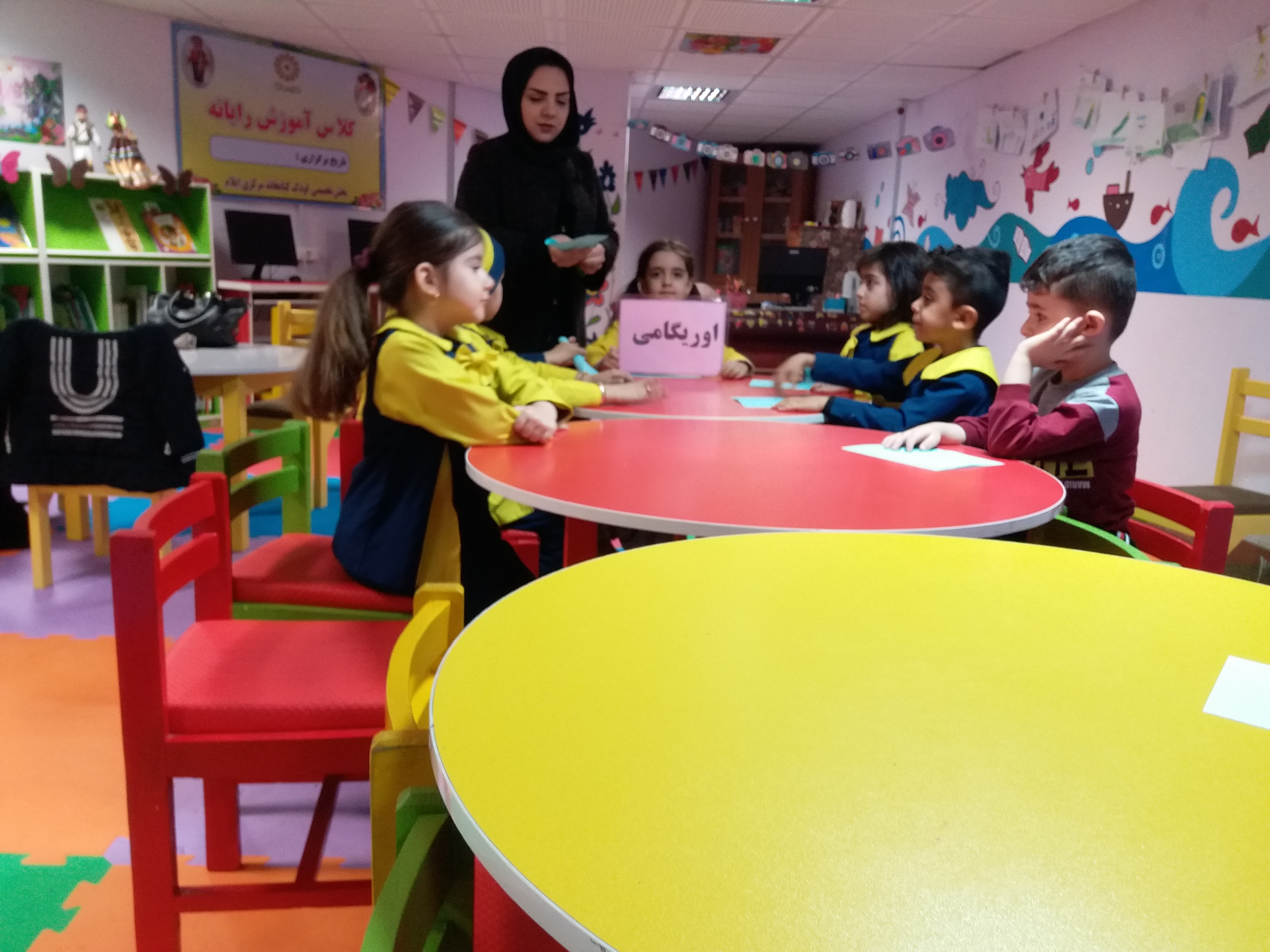 آموزش کاردستی توسط منا طاوسی کتابدار کودک