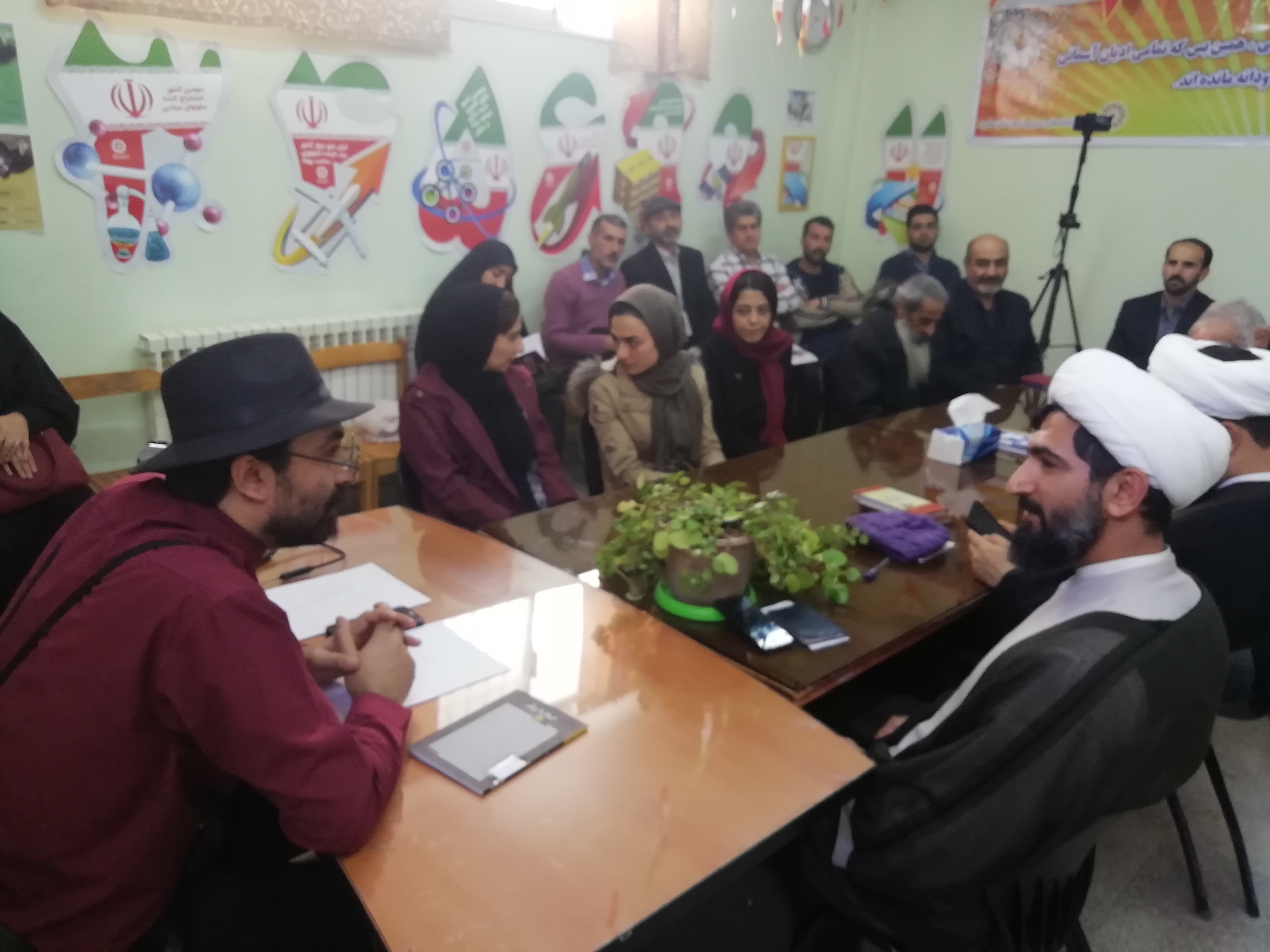 برگزاری عصر شعر بمناسبت ایام الله دهه ی فجر توسط کتابخانه عمومی ولیعصر (عج)