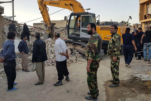 مدافعان ایران-سپاه در حال کمک رسانی در زلزله