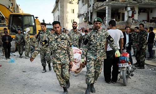 مدافعان ایران-ارتش در حال کمک رسانی در زلزله