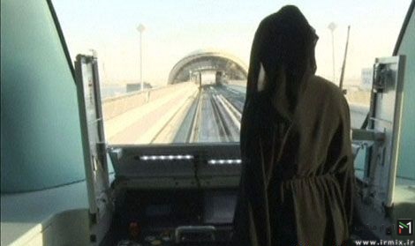 تنها دختر جوانی که در ایران مترو میراند
