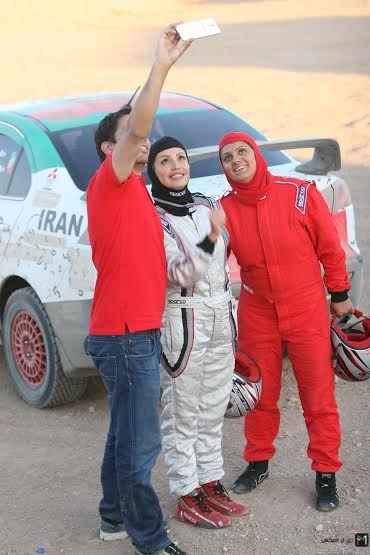راننده رالی زن ایرانی و ماجرای پنچر کردن اتومبیل آن