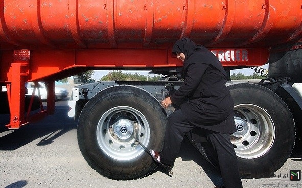 زن ایرانی که راننده تریلی است