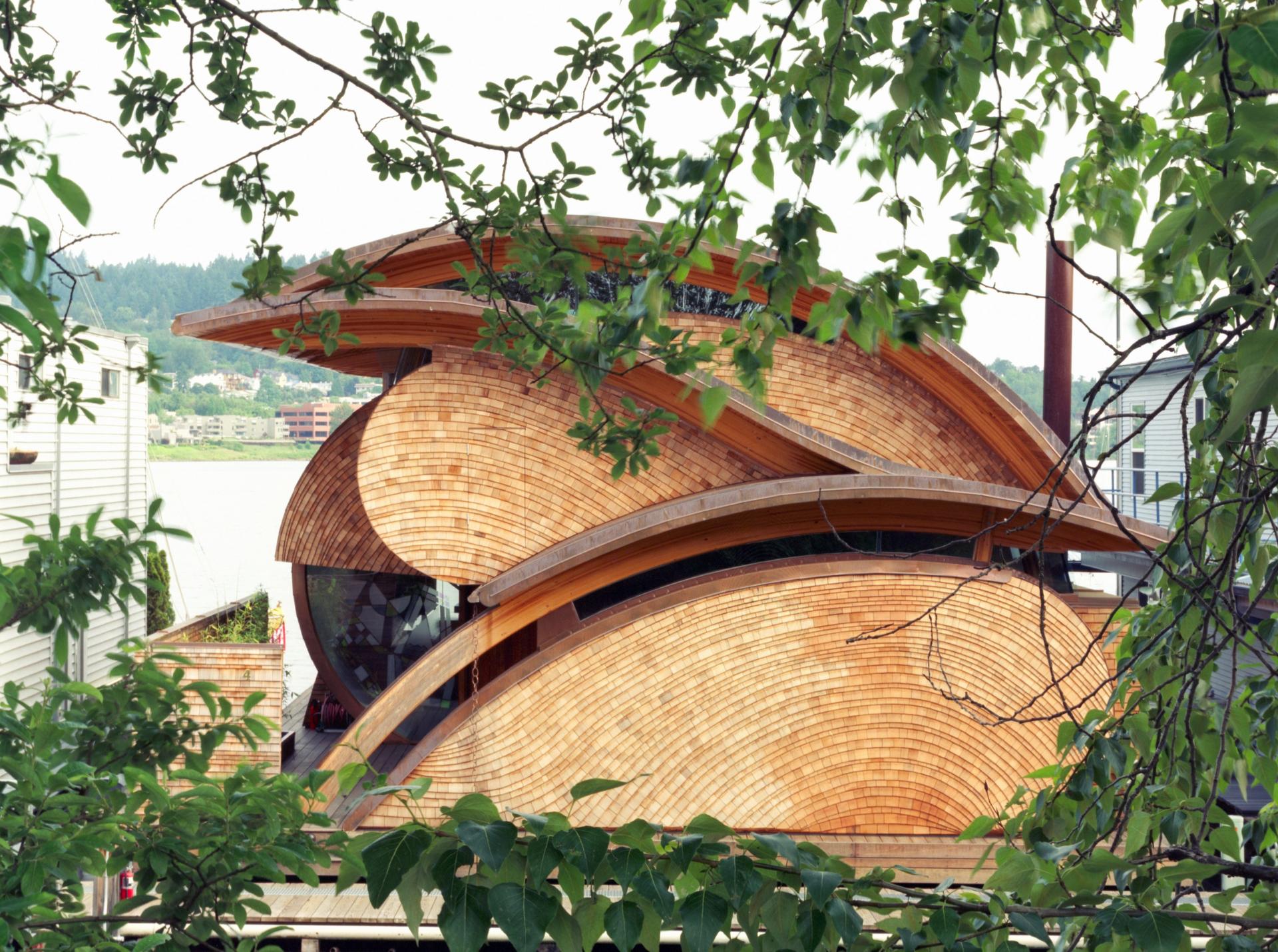 طراحی و اجرای ویلای چوبی با ساختار منحنی